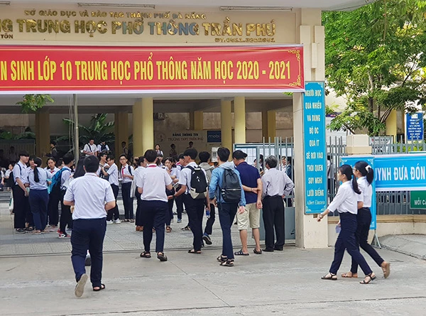 Sáng nay, tại Đà Nẵng bắt đầu diễn ra kỳ thi tuyển sinh lớp 10 THPT năm học 2020 – 2021 (Ảnh: HC)