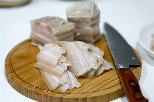 Cứ luộc thịt kiểu này bảo sao miếng thịt bị hôi lại thâm xì chẳng ai muốn đụng đũa