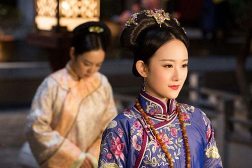 Nàng phi tần nhập cung lúc 17 tuổi, trải qua 8 năm thất sủng mới tiến hành mưu kế trở thành sủng phi cuối cùng của Hoàng đế Càn Long