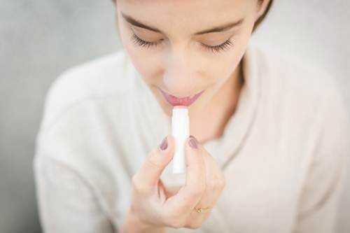 9 công dụng tuyệt vời của son dưỡng môi có thể bạn chưa biết