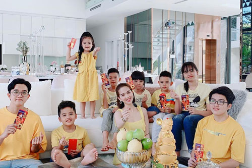 Ngọc Trinh yêu thương 11 người cháu