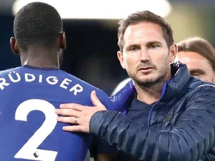 Lampard cảnh báo học trò về hàng công đáng sợ của M.U