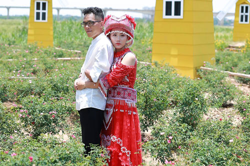 Chàng trai người Dao cụt 2 tay, gặp vợ kém 11 tuổi nhờ mạng xã hội