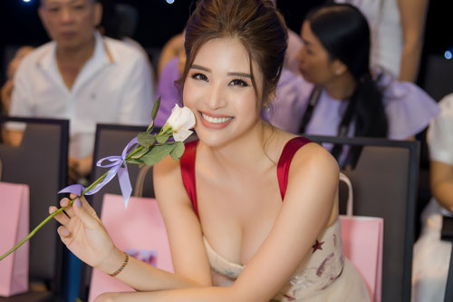 Hoa hậu Phan Hoàng Thu khoe nhan sắc quyến rũ