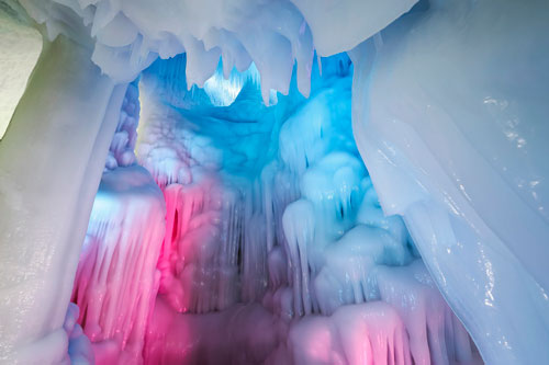 Hang động khổng lồ đóng băng giữa mùa hè