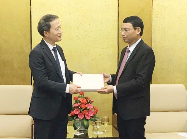 Phó Chủ tịch UBND thành phố Hồ Kỳ Minh (phải) tiếp ông Ahn Min-Sik, Tổng Lãnh sự Hàn Quốc tại Đà Nẵng