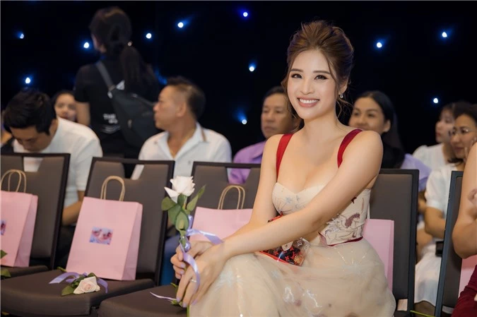 Hoa hậu Phan Hoàng Thu diện váy gợi cảm - Ảnh 8.