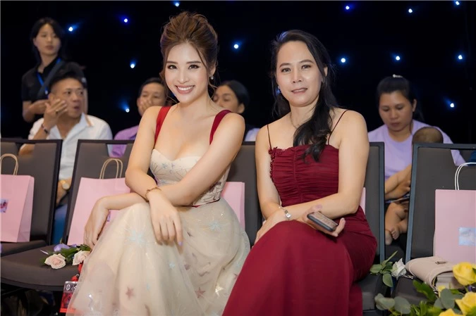Hoa hậu Phan Hoàng Thu diện váy gợi cảm - Ảnh 9.
