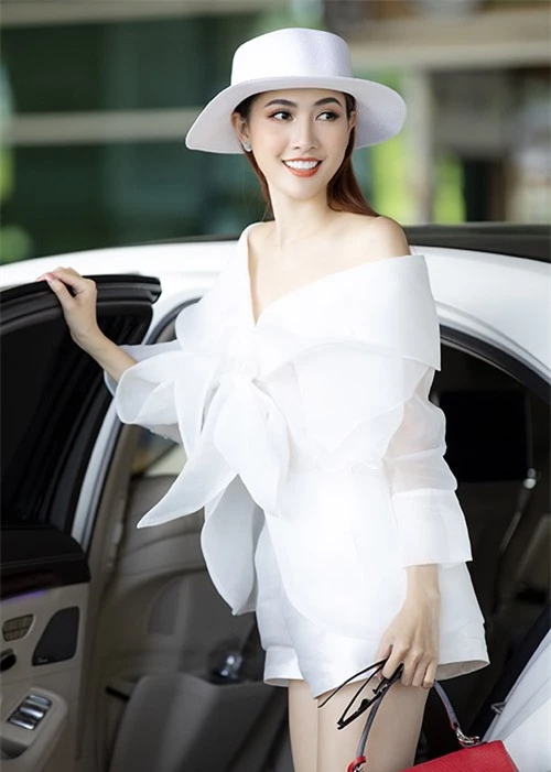 Hoa hậu Đại sứ Du lịch Thế giới 2018 diện trang phục trắng, khoe nhan sắc xinh đẹp, rạng ngời.