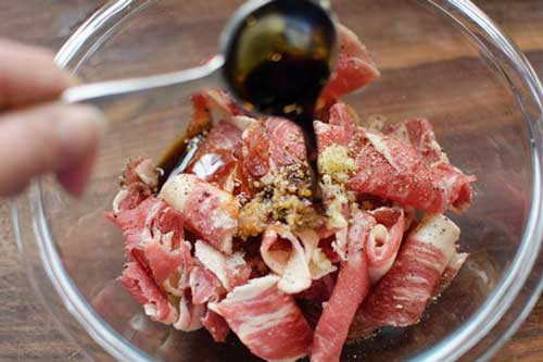 Đầu bếp khách sạn 5 sao chỉ cách ướp thịt bò mọng nước, mềm "tan" trong miệng