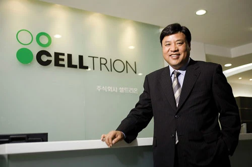 Seo Jung-jin (11,4 tỷ USD, tăng 4 tỷ USD so với 2019): Doanh nhân Seo Jung-jin là đồng sáng lập hãng dược phẩm sinh học Celltrion, có trụ sở tại Incheon. Ông Seo lần đầu có mặt trong danh sách tỷ phú của Forbes năm 2013 với tài sản 1,2 tỷ USD. Hồi tháng 1, ông Seo cho biết sẽ từ chức chủ tịch Celltrion và nghỉ hưu vào cuối năm nay. Niềm tin của thị trường vào hiệu quả của những bộ xét nghiệm và phương thức chữa trị Covid-19 do Celltrion phát triển giúp doanh nhân 62 tuổi giàu thêm. Ảnh: Nikkei Asian Review.