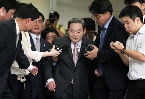 Lee Kun-hee (Tổng tài sản 17,3 tỷ USD, tăng 0,5 tỷ USD so với 2019): Lee Kun-hee, Chủ tịch Samsung Group, là con trai thứ 3 của người sáng lập Lee Byung-chul. Tháng 5/2014, ông Lee bị đột quỵ và phải nằm viện. Đến nay, không có nhiều thông tin về tình trạng sức khỏe của tỷ phú 78 tuổi này. Ảnh: Reuters.