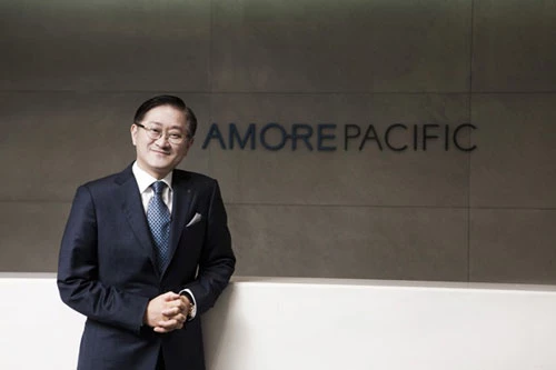Suh Kyung-bae (3 tỷ USD, giảm 0,5 tỷ USD so với 2019): Suh Kyung-bae là chủ tịch AmorePacific, nhà sản xuất mỹ phẩm và chăm sóc da lớn nhất Hàn Quốc. AmorePacific do cha của ông Suh là Suh Sung-hwan sáng lập vào năm 1945. Suh Kyung-bae gia nhập công ty vào những năm 1980 và trở thành CEO vào năm 1997. Ảnh: Business Korea.
