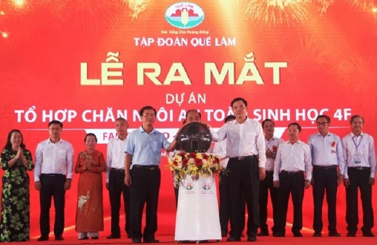 Bộ trưởng Bộ NN&PTNT Nguyễn Xuân Cường, lãnh đạo tỉnh Thừa Thiên Huế và Tập đoàn Quế Lâm thực hiện nghi thức ra mắt dự án “Tổ hợp chăn nuôi an toàn sinh học 4F”