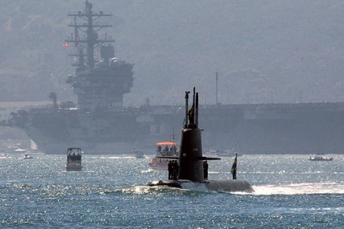 Một tàu ngầm hạt nhân và tàu sân bay của Hải quân Mỹ. Ảnh: National Interest.
