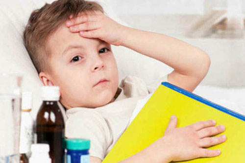 Trẻ bị ốm: Kiêng tắm cho trẻ có cần thiết hay không?