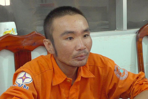 Cà Mau: Giả công nhân điện lực cắt trộm dây điện hạ thế giữa ban ngày