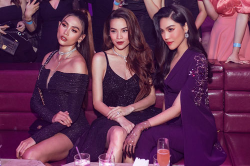 Hồ Ngọc Hà 'bế' bầu đọ dáng Hoàng Yến, Lan Khuê