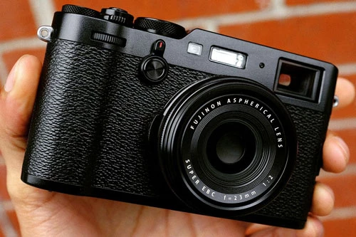 1. Fujifilm X100F (giá: 1.299 USD).