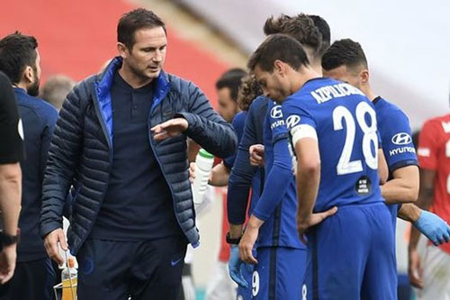 Ai còn chê Lampard 'non tay'?