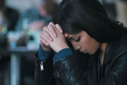 Mẹ vợ bị ốm nên đến ở nhờ vài hôm, ngày bà về, chồng đủng đỉnh nói một câu khiến tôi sững sờ