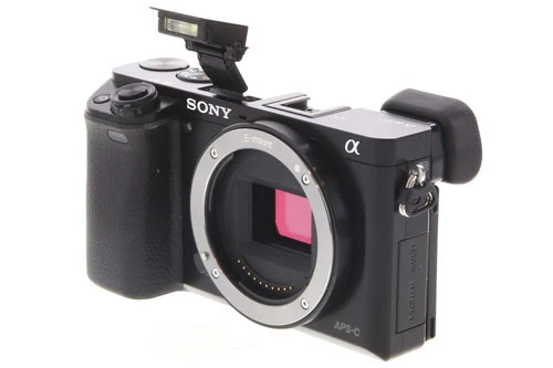 4. Sony Alpha A6000 (ILCE-600) (giá: 548 USD).