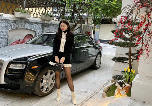 Á hậu Thanh Tú trang trí cổng nhà bằng ảnh chồng và con, nhưng bên trong căn biệt thự xa hoa càng gây choáng váng