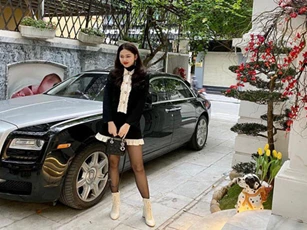Á hậu Thanh Tú trang trí cổng nhà bằng ảnh chồng và con, nhưng bên trong căn biệt thự xa hoa càng gây choáng váng
