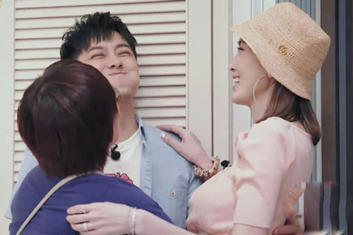 Ngỡ ngàng lý do Lâm Chí Dĩnh mắm môi mắm lợi, nhất quyết không chịu hôn vợ trên TV