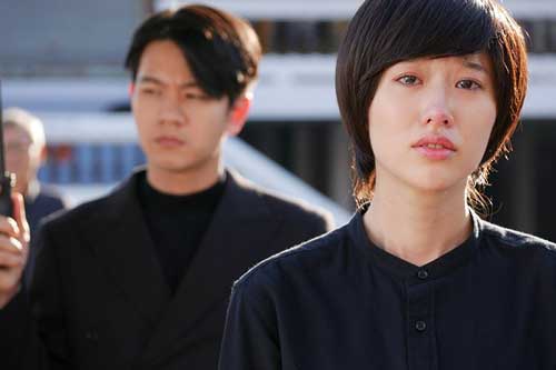 Bạn cũ tìm đến đưa 10 triệu đồng, tôi hận mình đã quá đa nghi với chồng