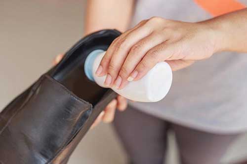 Trước khi đi ngủ thả một nắm muối trắng vào giày, sáng hôm sau thấy điều bất ngờ xảy ra