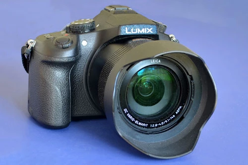 7. Panasonic Lumix DMC-FZ1000 (giá: 480 USD).