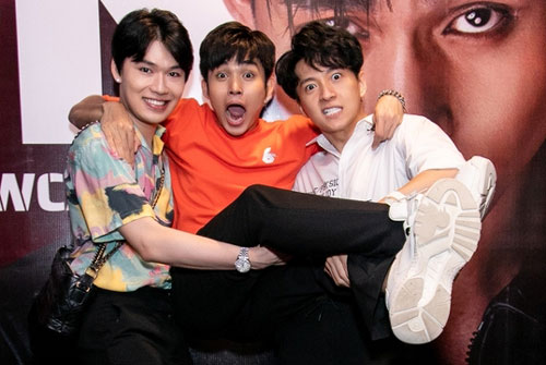 Jun Phạm được mừng sinh nhật bất ngờ