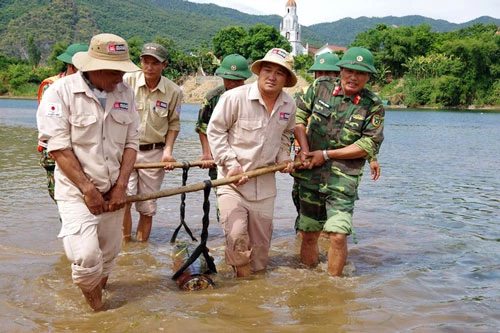 Lực lượng công binh, Bộ Chỉ huy Quân sự tỉnh Quảng Bình phối hợp với Dự án MAG tiến hành công tác hủy nổ thành công quả bom. Ảnh: TTXVN.