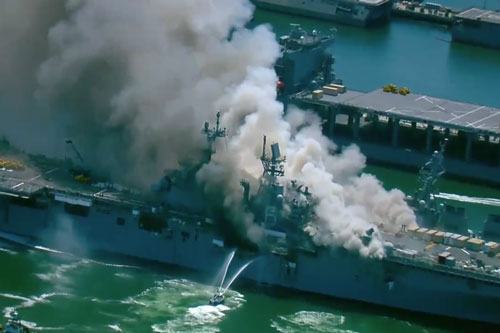 Khám phá sức mạnh tàu đổ bộ siêu lớn của Mỹ vừa bị "thiêu rụi" trong vụ hỏa hoạn