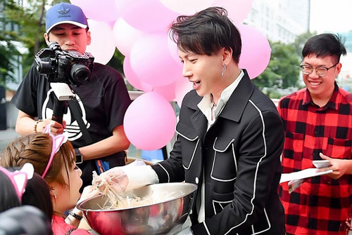 Sơn Thạch họp fan trên xe buýt hai tầng