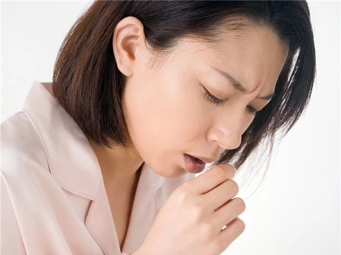 Khi bị viêm phổi, bạn nên uống nhiều nước để loãng đờm, giữ ấm cho cơ thể, uống thuốc theo đơn của bác sĩ và có chế độ ăn uống hợp lý