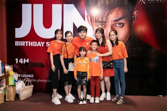Các fan nhí cũng tới xem show và cổ vũ Jun Phạm.