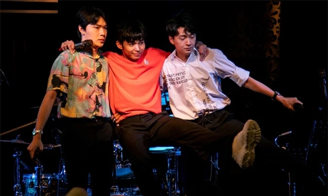 Jun Phạm khoác vai hai người anh em, nhảy tưng bừng trên sân khấu.