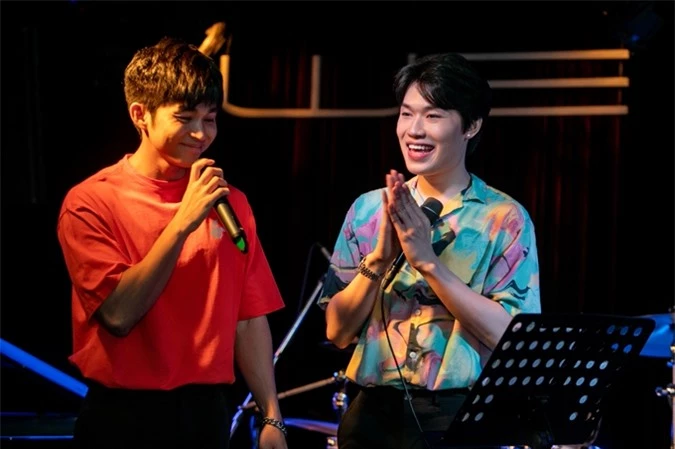 Jun Phạm lần đầu cùng Quang Trung biểu diễn Nhà có một người - bài hát chủ đề của series Vlog cùng tên của anh. Nam ca sĩ nói sẽ sớm tung ra MV của ca khúc này.