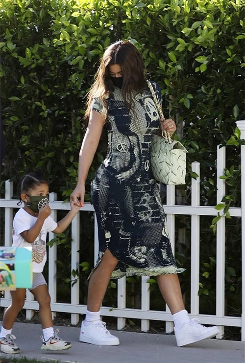 Kylie Jenner khoe đường cong trong bộ đầm bó sát thương hiệu Jean Paul Gaultier.
