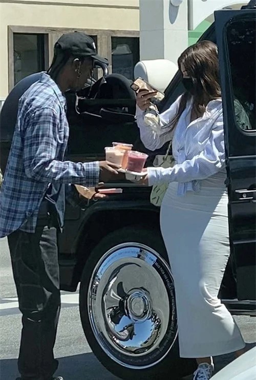 Một ngày trước khi đi nghỉ, Travis và Kylie xuất hiện thân thiết bên nhau khi đi mua đồ uống ở Los Angeles.