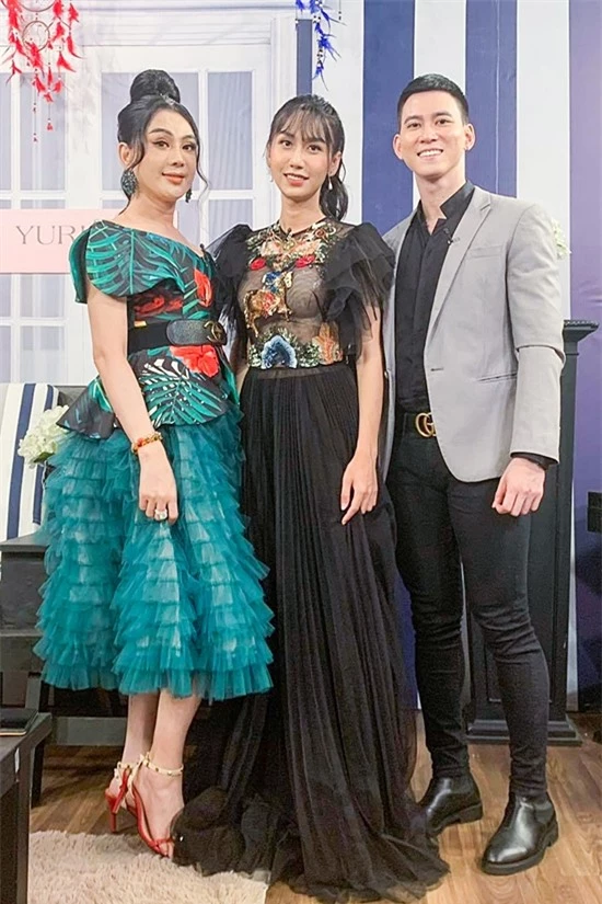 Lynk lee (giữa) bên cạnh host - ca sĩ Lâm Khánh Chi (trái) và Minh Tuấn.
