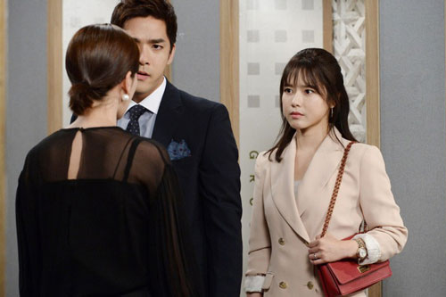 Bồ của chồng vác bụng bầu đến làm loạn, toan đuổi chị vợ ra khỏi nhà liền bị mẹ chồng dạy cho bài học nhớ đời!