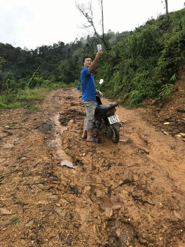 Đại diện VMG đi vào trường để khảo sát, giao thông đi lại rất khó khăn.