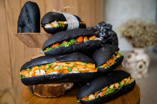 Phát sốt với bánh mì "bóng đêm" tại Quảng Ninh