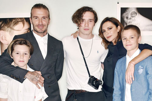 Vợ chồng David Beckham chuẩn bị kiếm tiền triệu sau đám cưới con trai