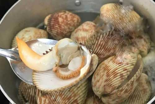 Muốn nghêu, sò, ốc, hến nhả sạch không còn 1 hạt cát bẩn, đây là cách vừa nhanh vừa đơn giản nhất