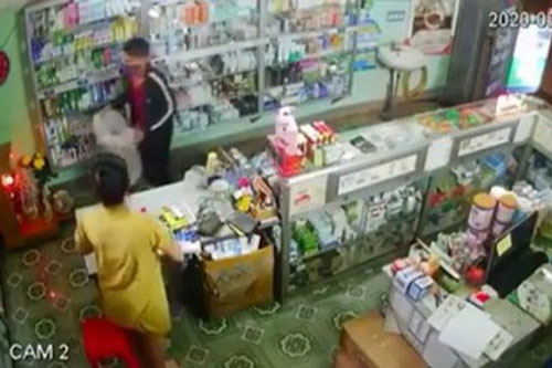 &#x110;i&#xEA;n Bi&#xEA;n: Hung h&#xE3;n c&#x1B0;&#x1EDB;p ti&#x1EC7;m thu&#x1ED1;c sau ti&#x1EBF;ng h&#xE9;t &#x201C;tao b&#x1ECB; b&#x1EC7;nh c&#xF3; thu&#x1ED1;c ch&#x1EEF;a kh&#xF4;ng?&#x201D;