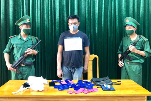 Quảng Bình: Bắt đối tượng lội rừng, "cõng" 8.000 viên ma túy qua biên giới